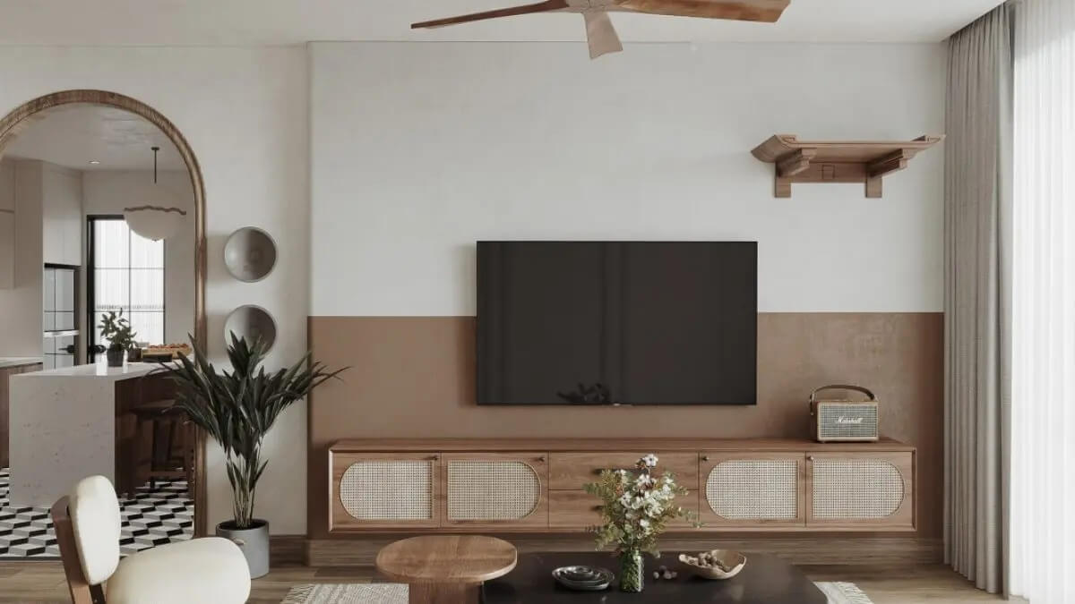 Phòng khách hiện đại với TV màn hình phẳng treo tường, nội thất gỗ và bàn trà trang trí hoa.
