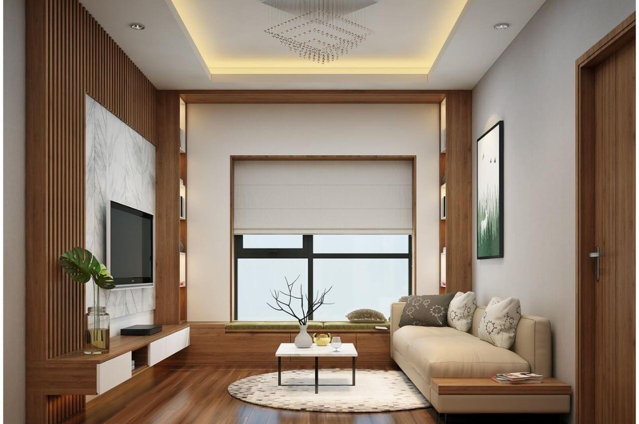 Phòng khách hiện đại với ghế sofa màu kem, sàn gỗ, và trang trí tối giản. Có cửa sổ lớn và đèn chùm.