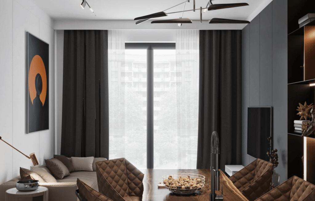 Phòng khách hiện đại với ghế sofa màu be, bàn gỗ, tranh nghệ thuật trừu tượng và cửa sổ lớn có rèm đen.