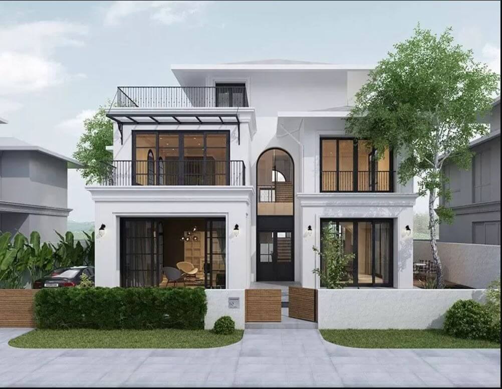 Nhà phố ba tầng hiện đại với kính lớn, sân vườn xanh tươi và tường trắng.