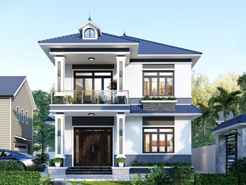 Nhà hai tầng hiện đại với mái ngói xanh, ban công kính và cửa sổ lớn, nằm giữa khung cảnh thiên nhiên.