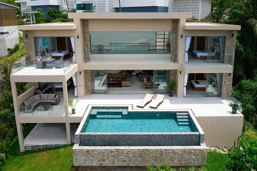 Biệt thự hiện đại với hồ bơi trên tầng, nội thất sang trọng và không gian mở thoáng đãng nhìn ra thiên nhiên.