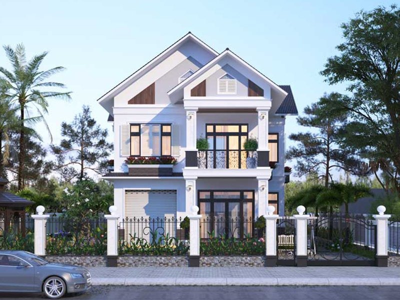 Nhà 2 tầng hiện đại với mặt tiền rộng, cửa sổ lớn, xung quanh cây xanh, có cổng sắt bảo vệ.