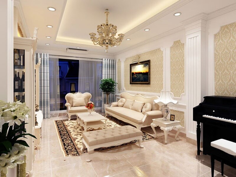 Phòng khách sang trọng với sofa tân cổ điển, đèn chùm và đàn piano, tạo không gian ấm cúng và thanh lịch.