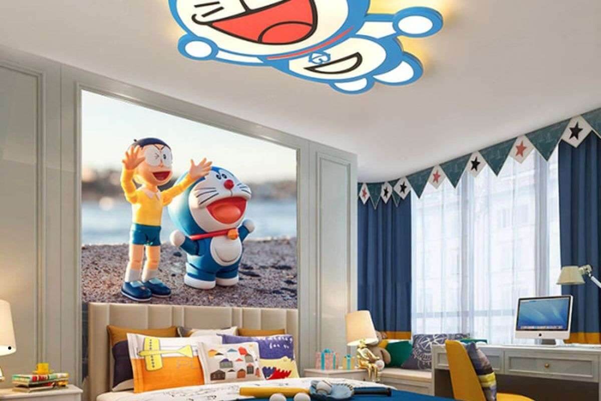 Phòng ngủ trẻ em với trang trí tranh và đèn hình nhân vật hoạt hình vui nhộn.