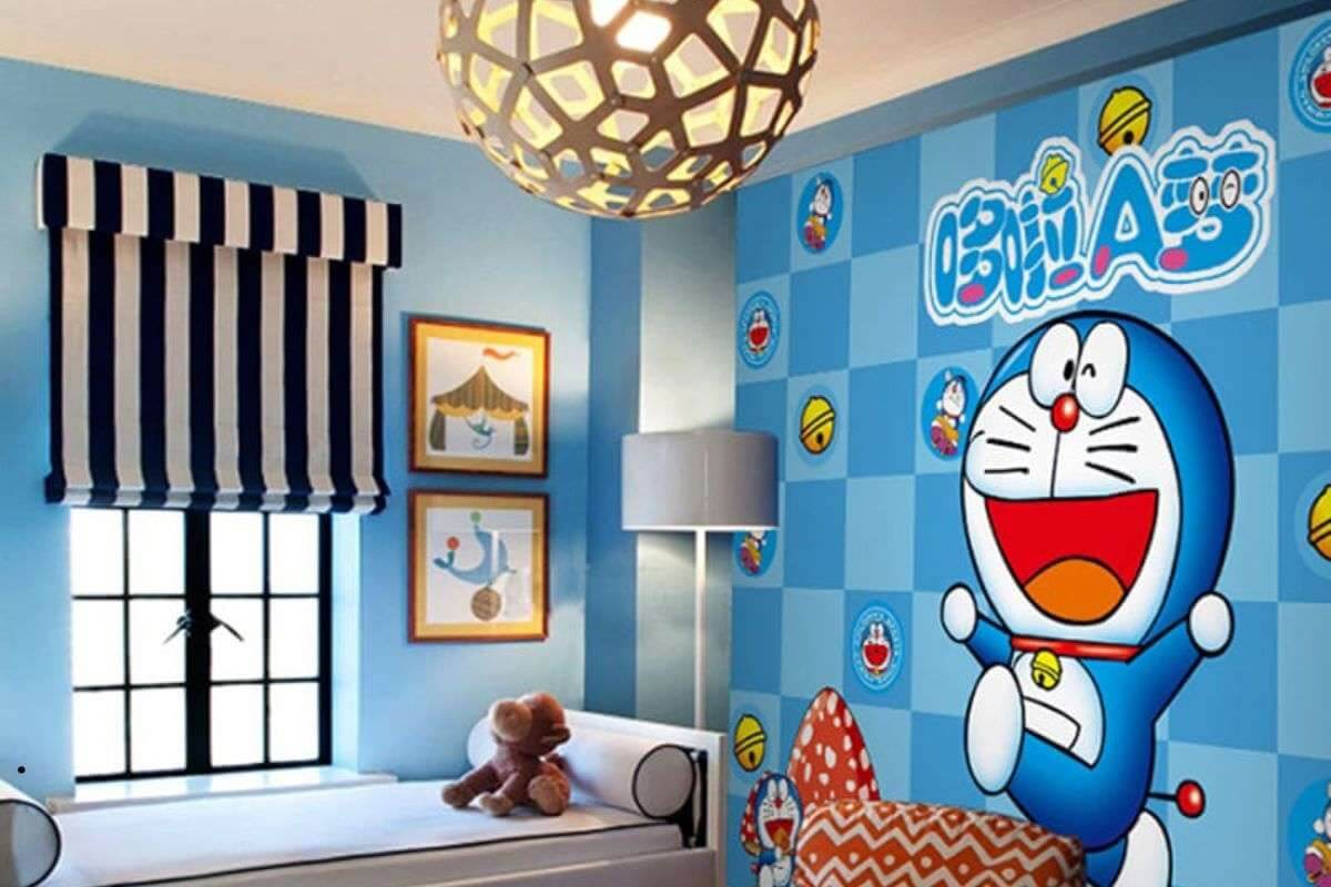 Phòng trẻ em trang trí hình Doraemon trên tường xanh, rèm sọc và thú nhồi bông.