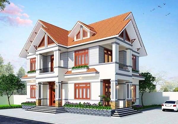 Nhà hai tầng mái ngói đỏ, kiến trúc hiện đại, sân rộng với ô tô đỗ bên cạnh, cây cối xanh tươi bao quanh.