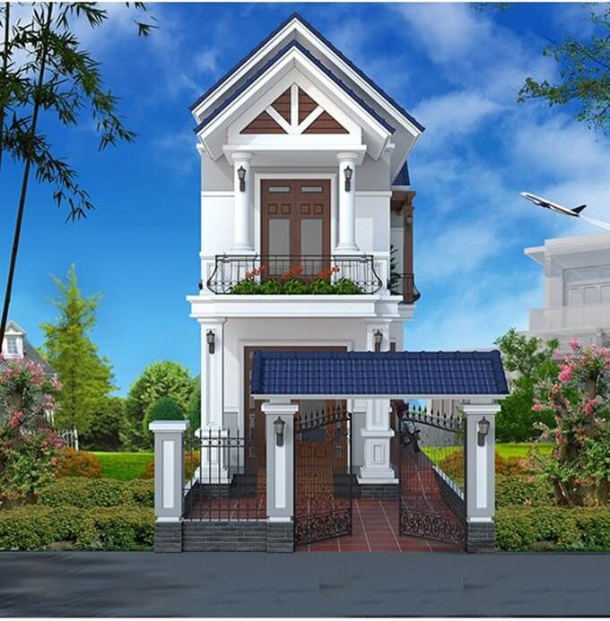Nhà hai tầng hiện đại, mặt tiền thoáng mát với cây xanh và cổng sắt, bầu trời xanh trong.