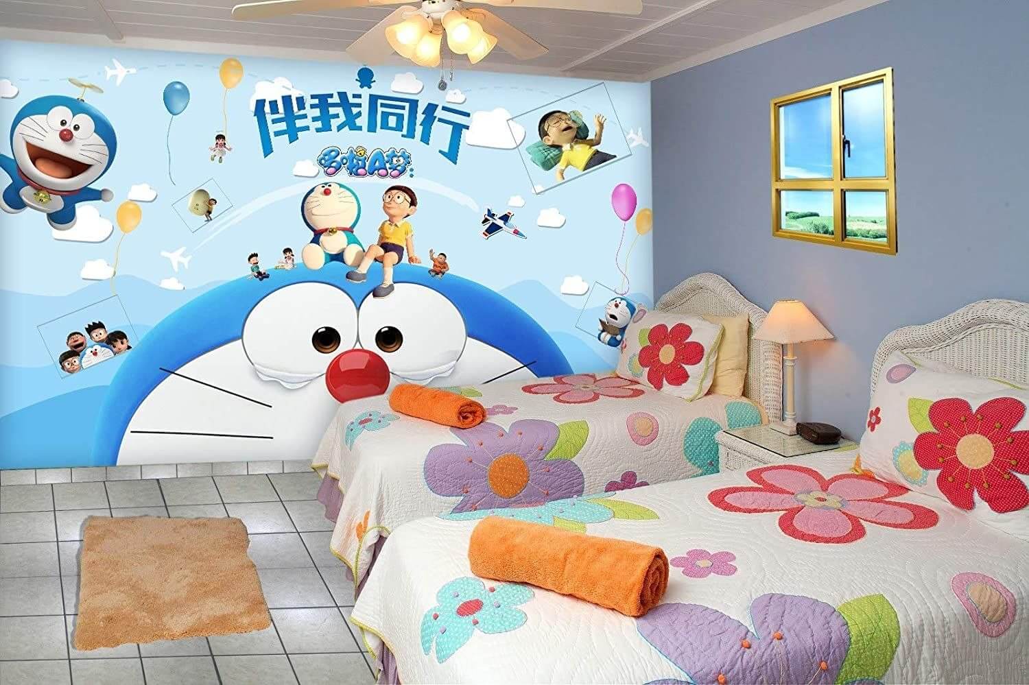 Phòng ngủ trẻ em trang trí với bức tranh tường Doraemon và Nobita, giường hoa văn rực rỡ, ánh sáng ấm áp.