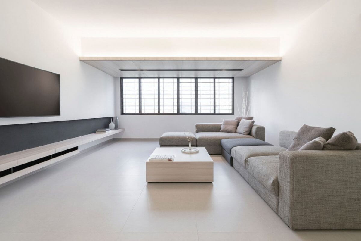 Phòng khách tối giản với ghế sofa xám, bàn cà phê và cửa sổ lớn. Thiết kế nội thất hiện đại.