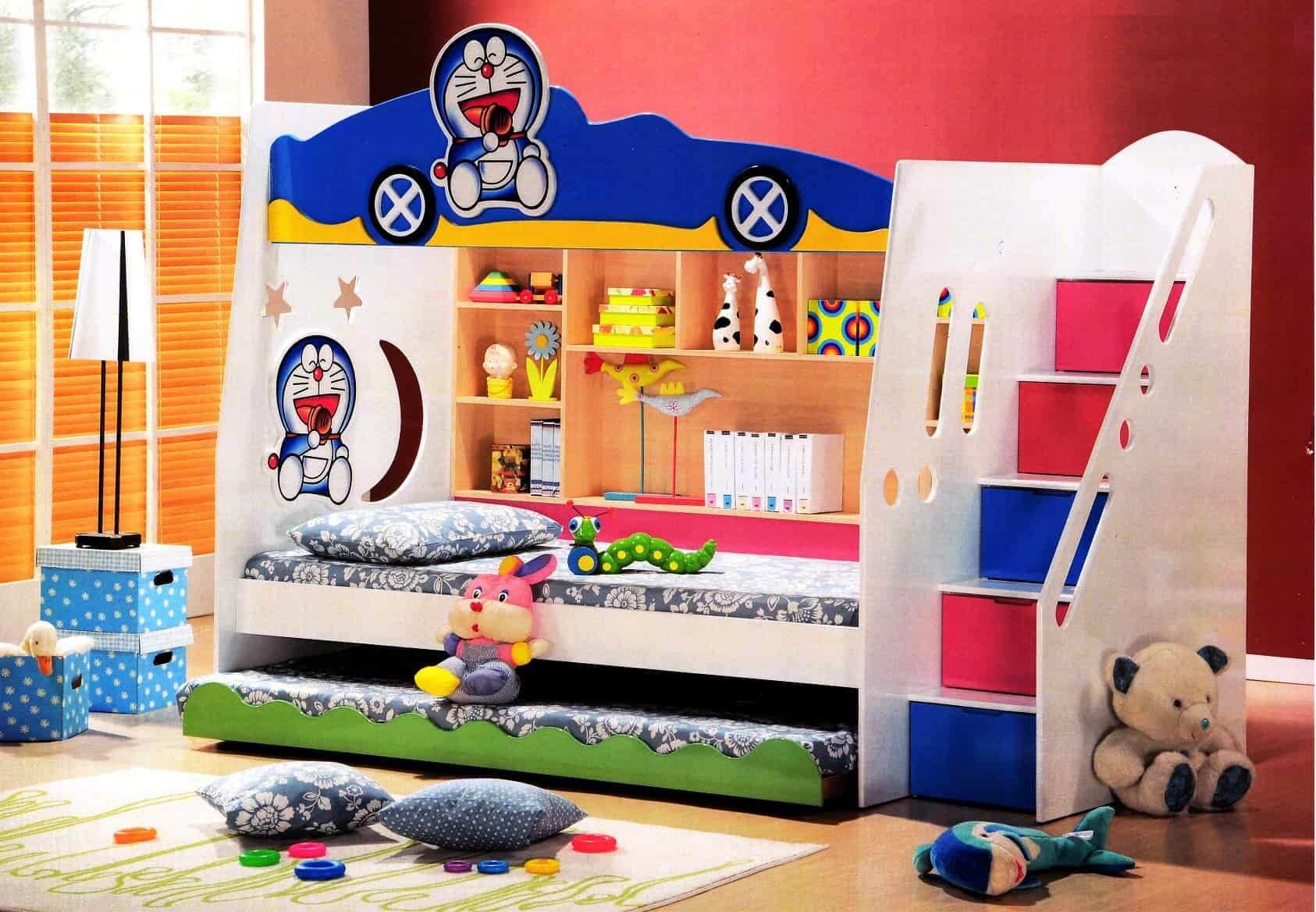 Giường tầng trẻ em thiết kế dễ thương với đồ chơi và hình trang trí sống động trong phòng ngủ tươi sáng.