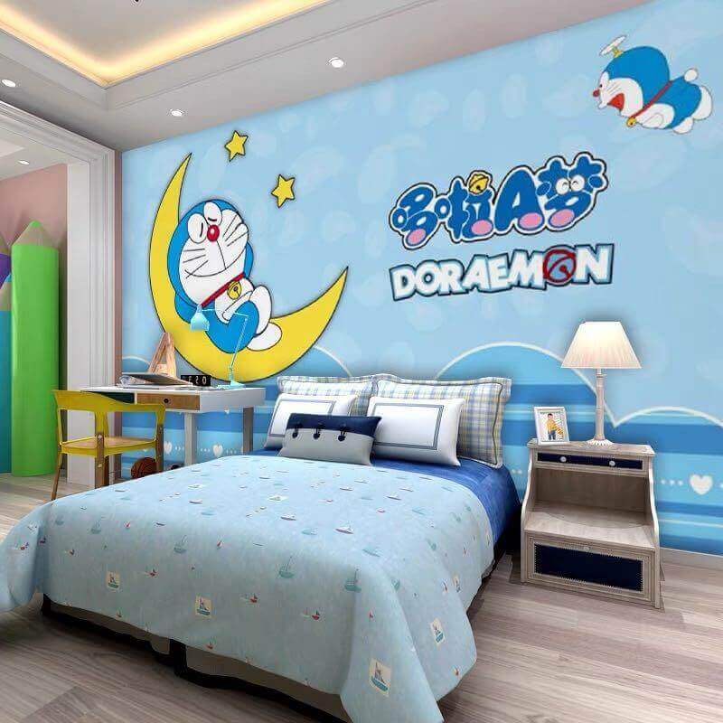 Phòng ngủ trẻ em với chủ đề Doraemon, giường màu xanh dương và hình Doraemon trên tường.