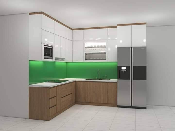 Nhà bếp hiện đại với tủ gỗ, tủ lạnh hai cánh và thiết bị inox. Backsplash màu xanh lá cây tươi sáng.