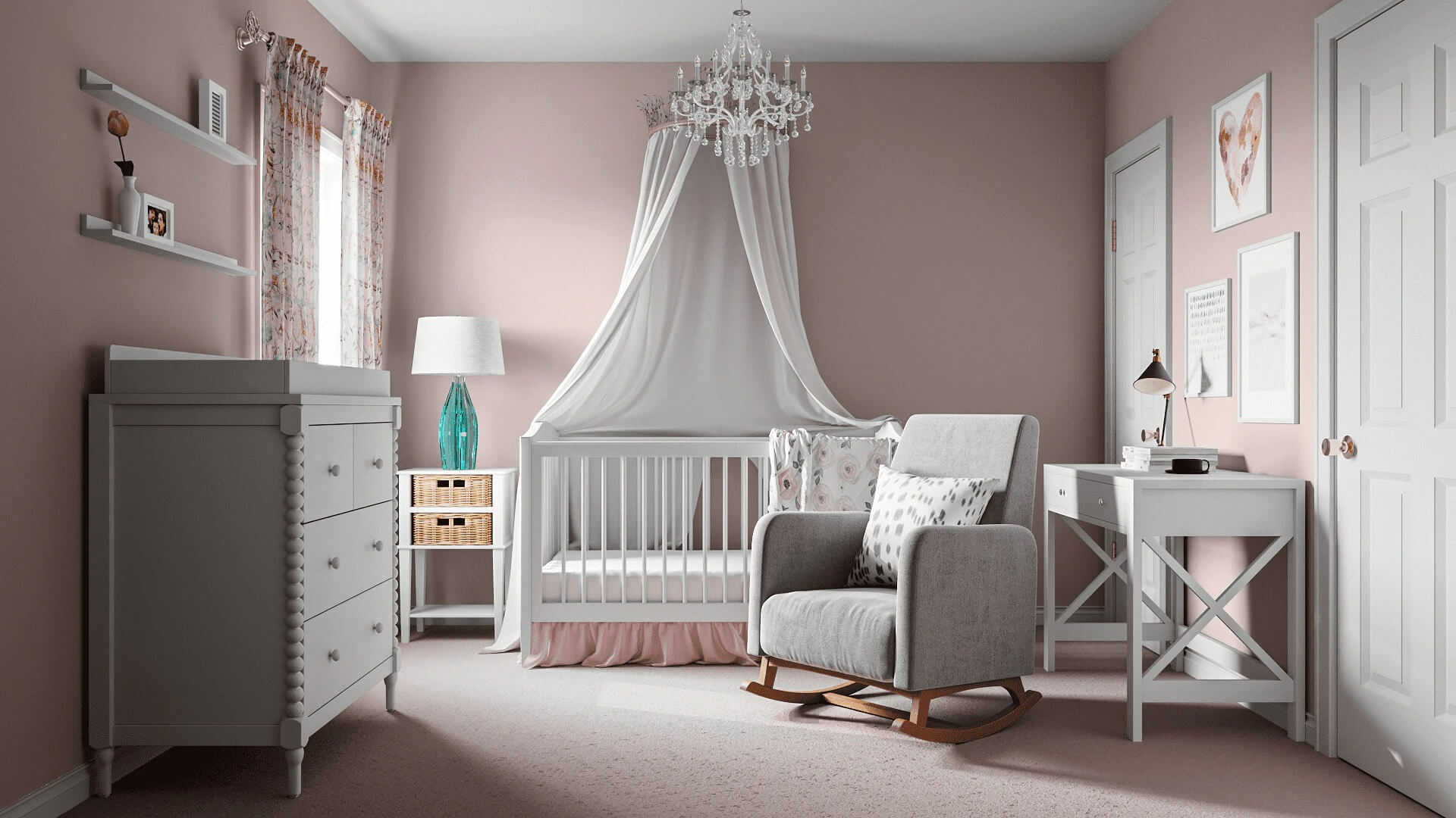 Phòng trẻ em màu hồng nhạt với nôi trắng, đèn chùm pha lê và ghế bập bênh, tạo không gian ấm cúng và thư giãn.