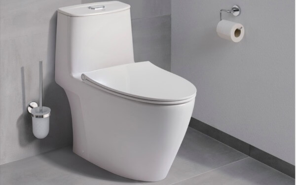 Bồn cầu sứ trắng hiện đại với giấy vệ sinh, thiết kế tối giản cho phòng tắm sang trọng.