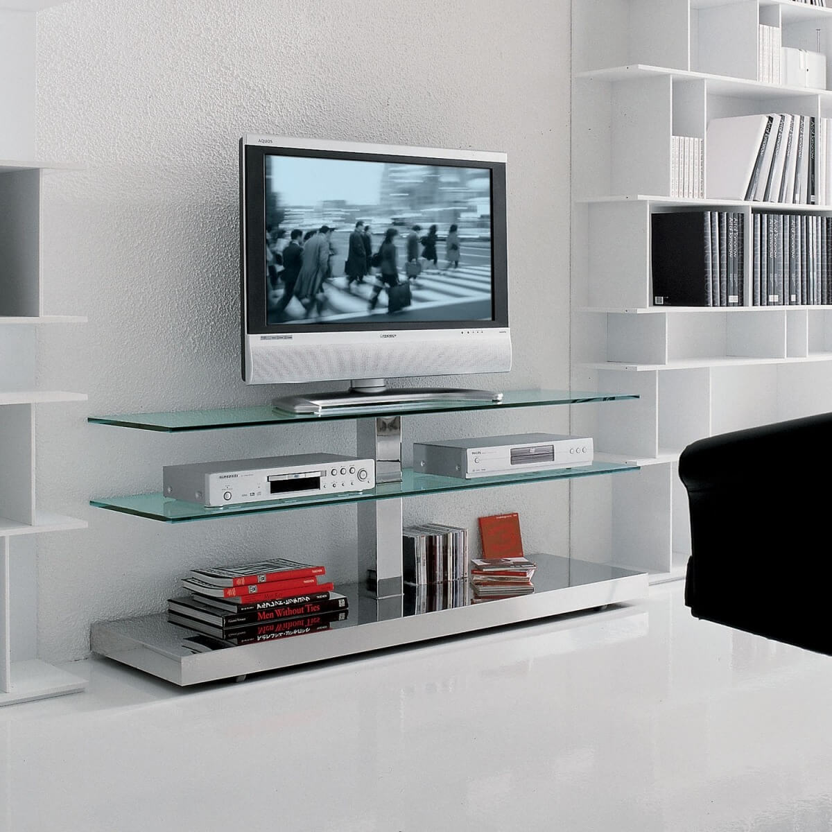 Kệ TV hiện đại với màn hình phẳng, đầu đĩa, và sách trên kệ thủy tinh trong phòng khách tối giản.