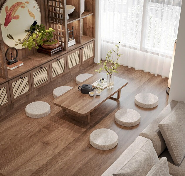 Phòng khách phong cách Nhật Bản với bàn trà gỗ thấp, đệm ngồi tròn và cây xanh trang trí.
