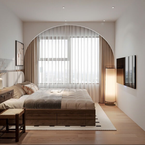 Phòng ngủ hiện đại thoáng đãng với giường gỗ và đèn đứng cạnh cửa sổ lớn có rèm trắng.