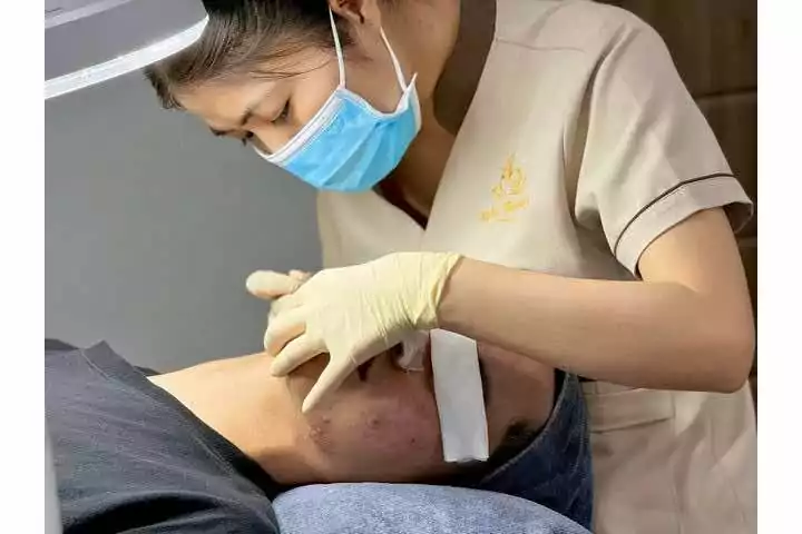 Nhân viên tại Rebi Beauty Quận Gò Vấp đang điều trị mụn cho khách hàng
