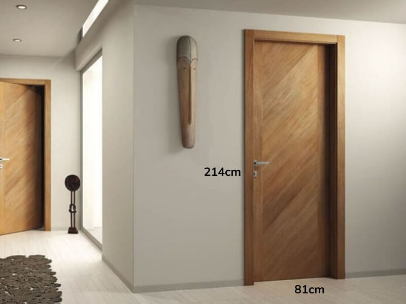 Cửa gỗ hiện đại, kích thước 214cm x 81cm, trong không gian tối giản với trang trí mặt nạ treo tường.