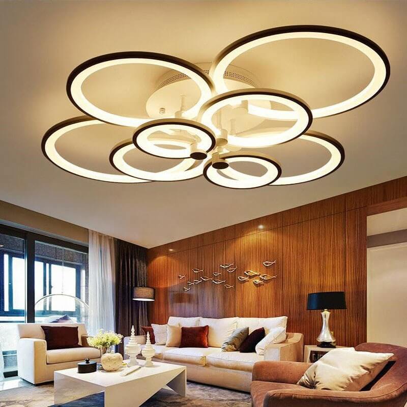 Phòng khách hiện đại với đèn trần nghệ thuật và nội thất sang trọng, tạo không gian ấm cúng và thanh lịch.