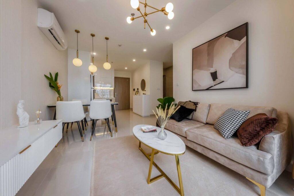 Phòng khách hiện đại với nội thất sang trọng, ghế sofa, bàn ăn và tranh treo tường.