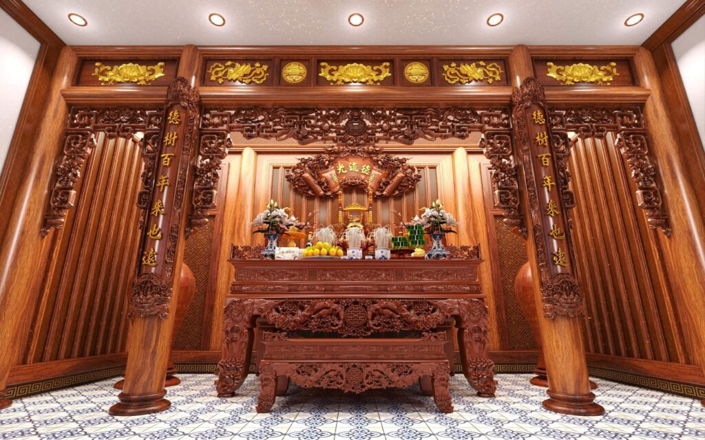 Bàn thờ gia tiên bằng gỗ chạm khắc tinh xảo, trưng bày hoa và trái cây, với câu đối chữ Hán vàng.