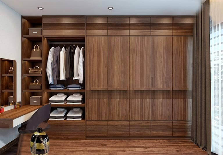 Tủ quần áo hiện đại bằng gỗ, chứa áo sơ mi, quần dài gấp gọn, kệ túi xách bên cạnh bàn trang điểm.
