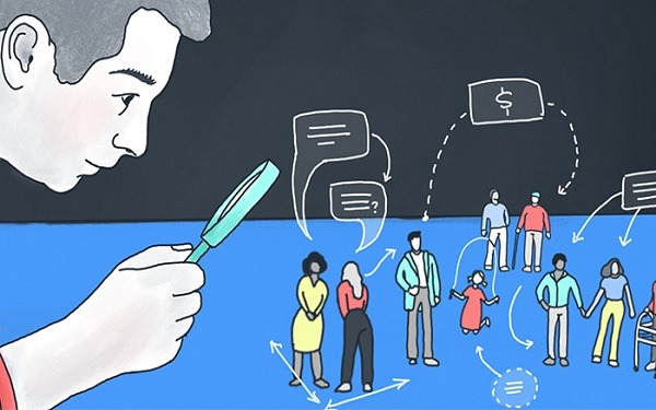 Người đàn ông dùng kính lúp quan sát các nhóm người và biểu đồ biểu thị chiến lược kinh doanh và phân tích thị trường.