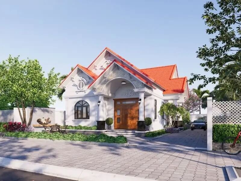 Nhà mái ngói đỏ truyền thống với sân vườn và cây xanh tạo không gian thoáng đãng và mát mẻ.