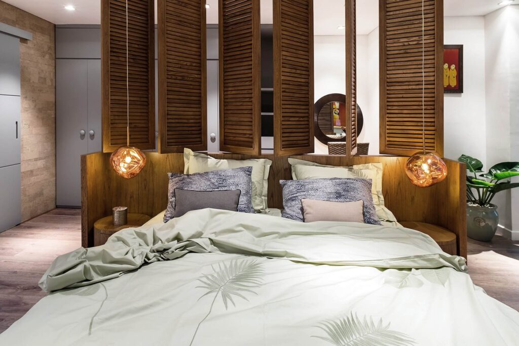 Phòng ngủ sang trọng với giường đôi, đèn trang trí và thiết kế nội thất gỗ ấm cúng.