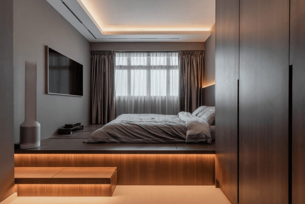 Phòng ngủ hiện đại với giường lớn, đèn LED ấm và cửa sổ rộng, tạo không gian thư giãn và tiện nghi.