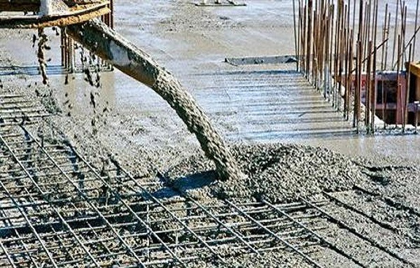 Đổ bê tông trên nền thép cốt sắt tại công trường xây dựng.