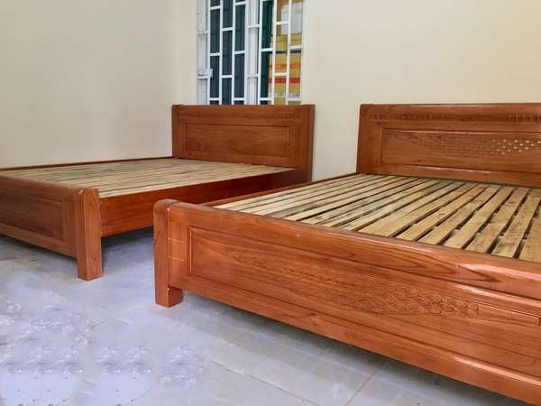 Hai giường gỗ đẹp mắt trong phòng, thiết kế chắc chắn và tinh tế.