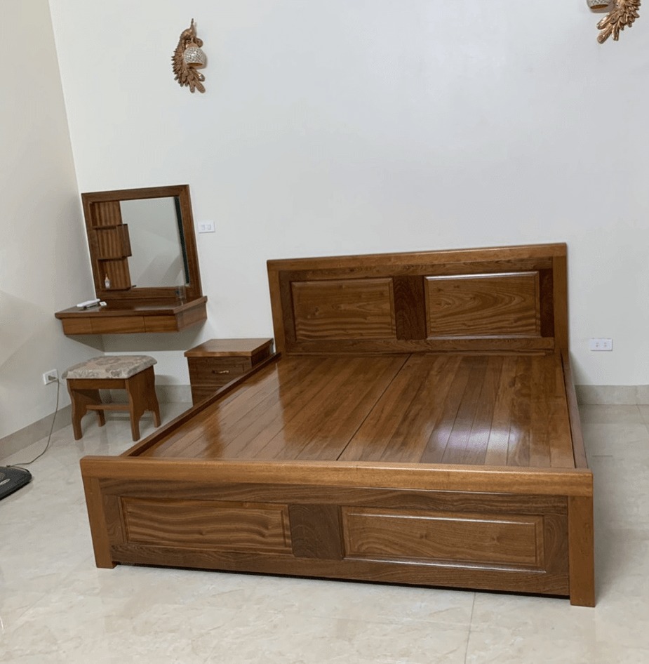 Giường gỗ nâu hiện đại với bàn trang điểm, ghế đẩu trong phòng ngủ, mang lại không gian ấm cúng và tiện nghi.