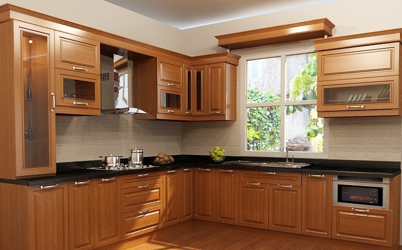 Nhà bếp hiện đại với tủ gỗ, mặt bàn đá đen và cửa sổ sáng, tạo không gian nấu ăn tiện nghi và thoải mái.