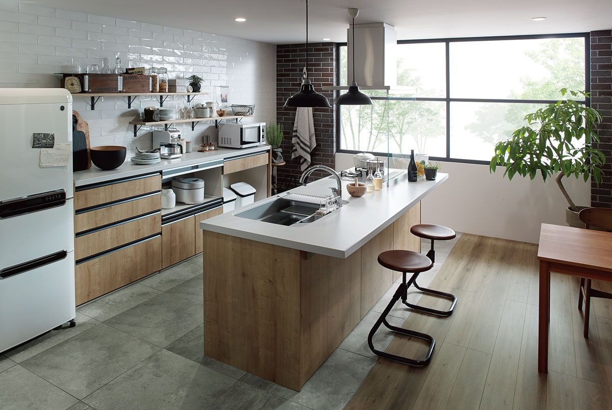 Nhà bếp hiện đại với quầy bar và ánh sáng tự nhiên, trang trí tối giản và cây xanh.