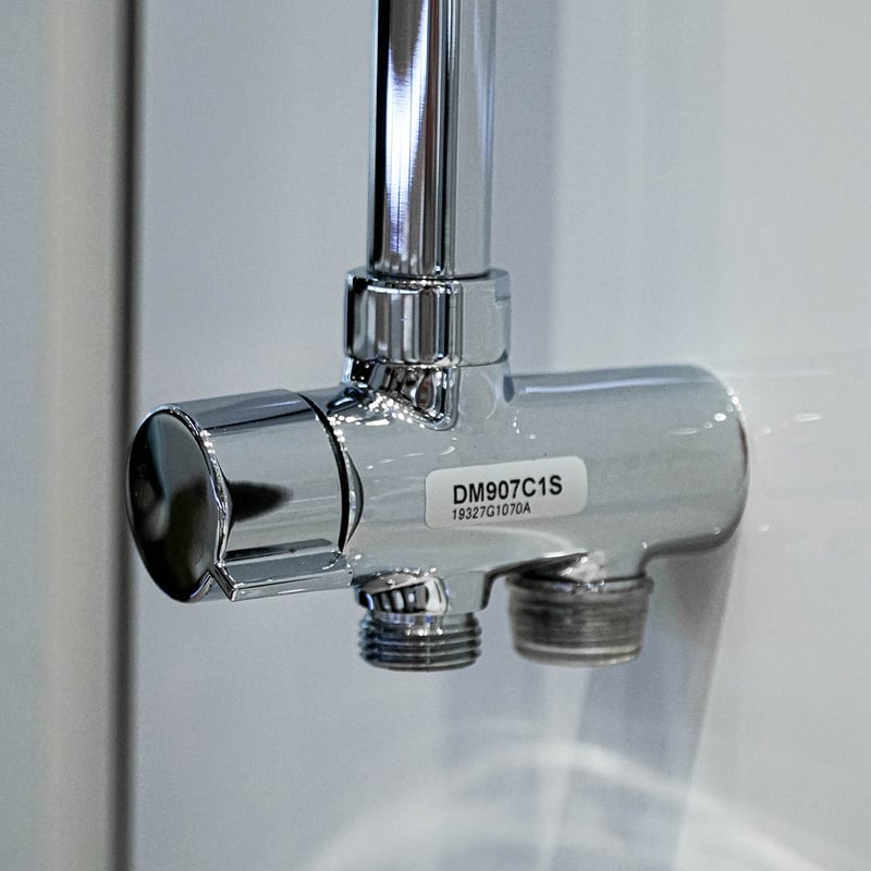 Van nước chrome với nhãn mã DM907C1S, bề mặt sáng bóng, phù hợp cho phòng tắm hiện đại.
