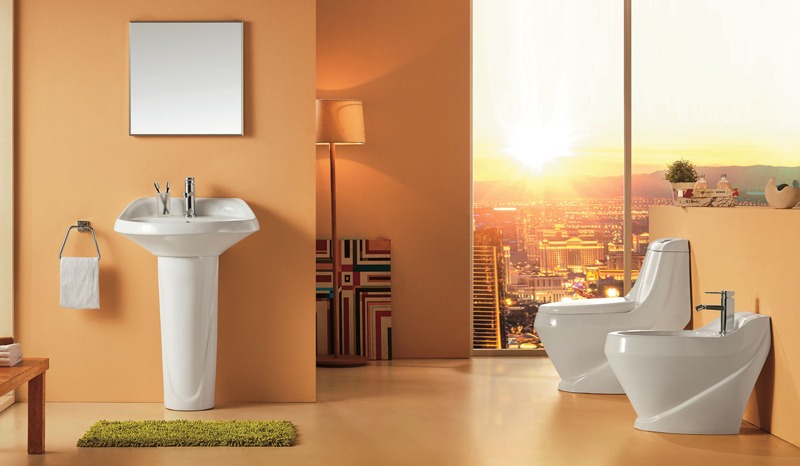Phòng tắm hiện đại với lavabo, bồn cầu và bồn bidet trắng, ánh sáng mặt trời chiếu qua cửa sổ lớn.