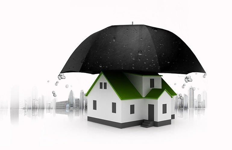 Ngôi nhà nhỏ dưới ô đen lớn, biểu tượng bảo vệ, an toàn, bao quanh bởi tòa nhà mờ nhạt trong nền.