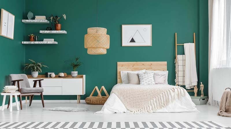Phòng ngủ hiện đại với tường xanh lá, giường gỗ và đèn trần trang nhã, phong cách Scandinavian.