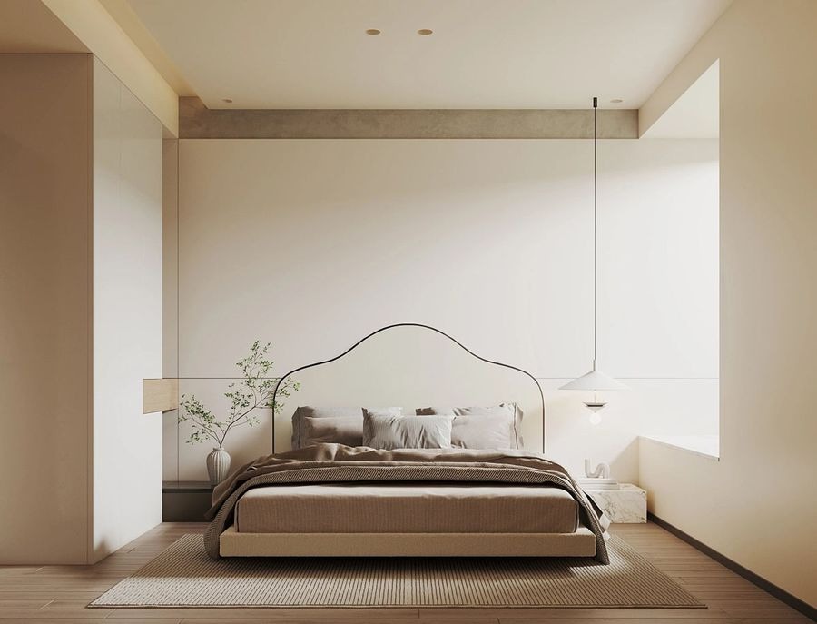 Phòng ngủ theo phong cách tối giản với giường lớn, đèn treo và cây xanh trang trí.