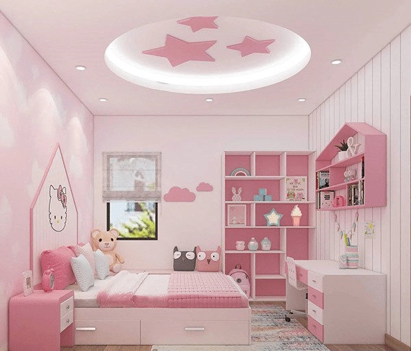 Phòng ngủ trẻ em màu hồng, trang trí dễ thương với giường, gấu bông và kệ sách.