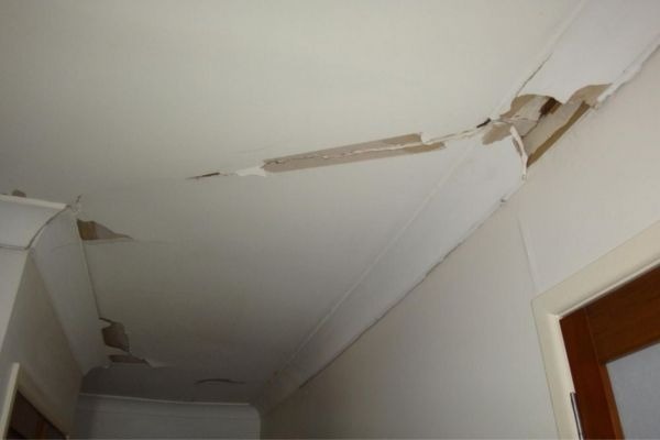 Trần nhà hư hỏng với nhiều vết nứt và bong tróc nghiêm trọng cần sửa chữa gấp.
