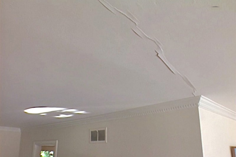 Trần nhà bị nứt với vết nứt lớn, cần sửa chữa và bảo dưỡng khẩn cấp.