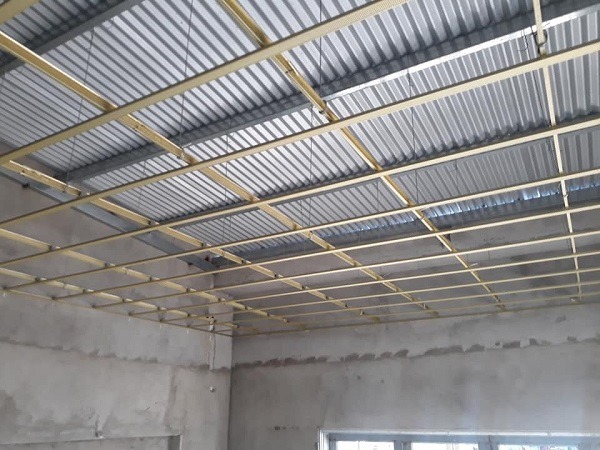 Kết cấu trần bằng khung sắt cho công trình xây dựng, cung cấp nền tảng vững chắc và bền bỉ.