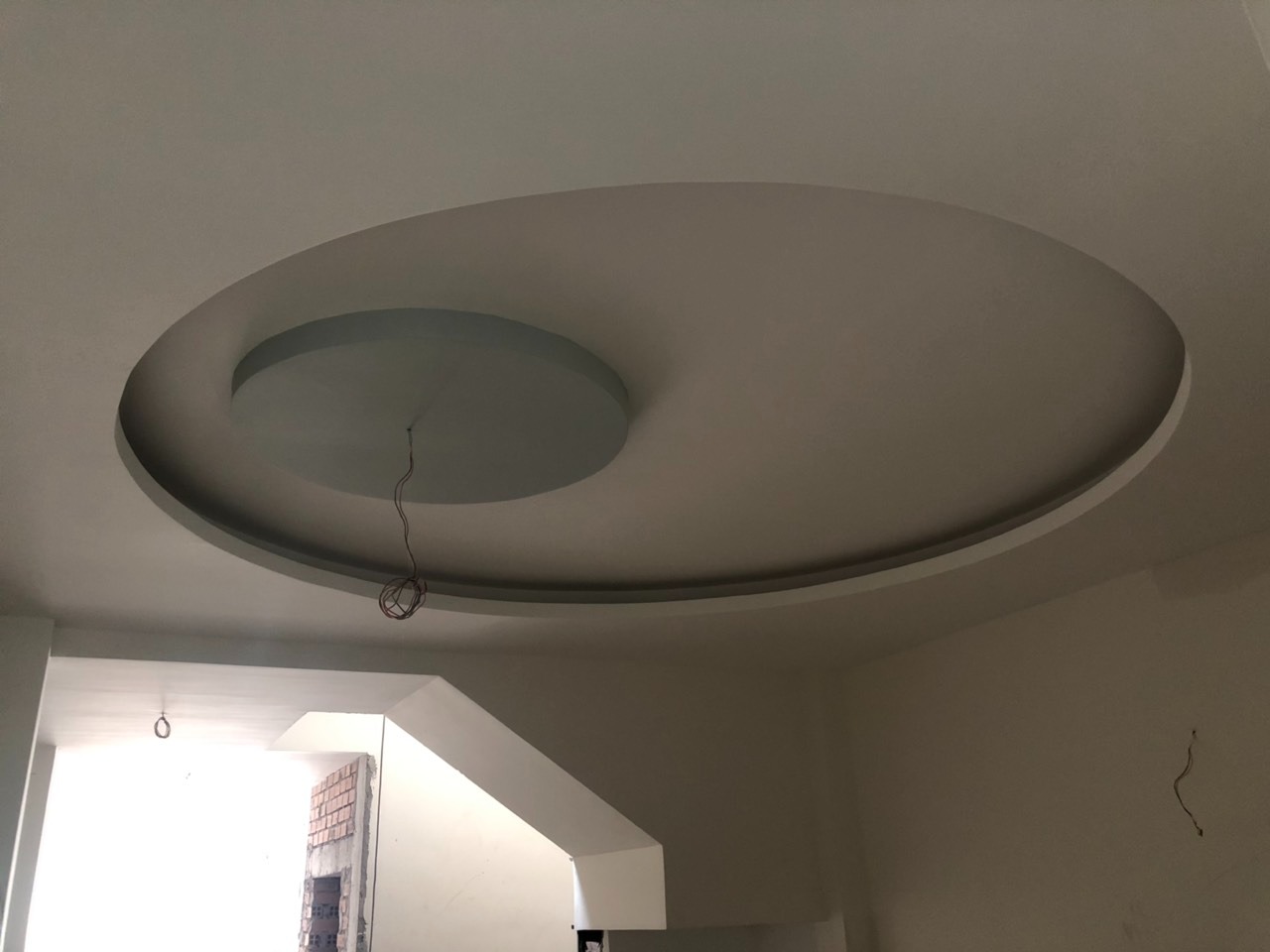 Trần thạch cao hình oval với ánh sáng tự nhiên, chi tiết nội thất trang trí hiện đại trong ngôi nhà.