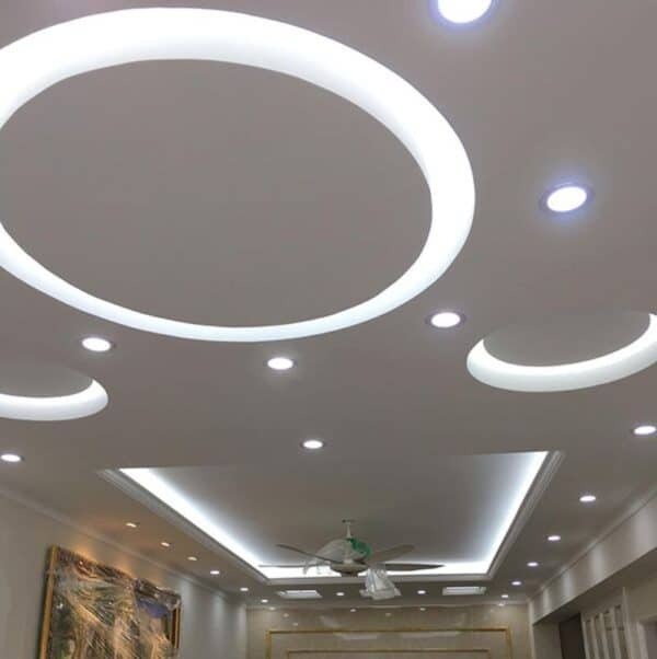 Trần nhà thạch cao với đèn LED tròn sang trọng trong phòng khách hiện đại.