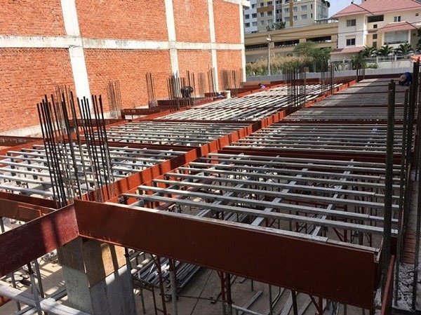 Xây dựng cấu trúc sàn bê tông với dầm thép trên công trường, chuẩn bị đổ bê tông cho tòa nhà mới.