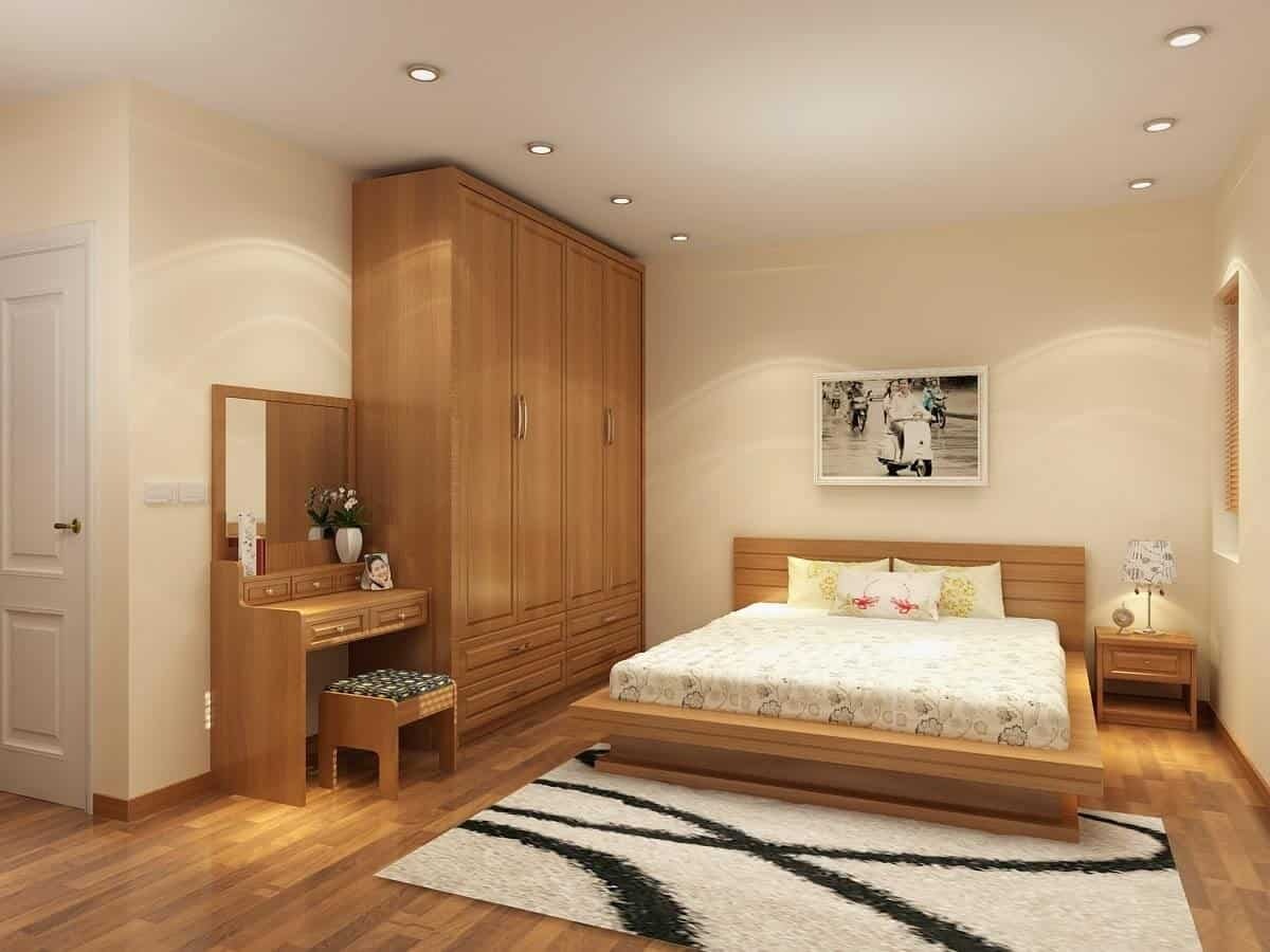 Phòng ngủ hiện đại với nội thất gỗ sang trọng, giường lớn và đèn trang trí ấm áp.